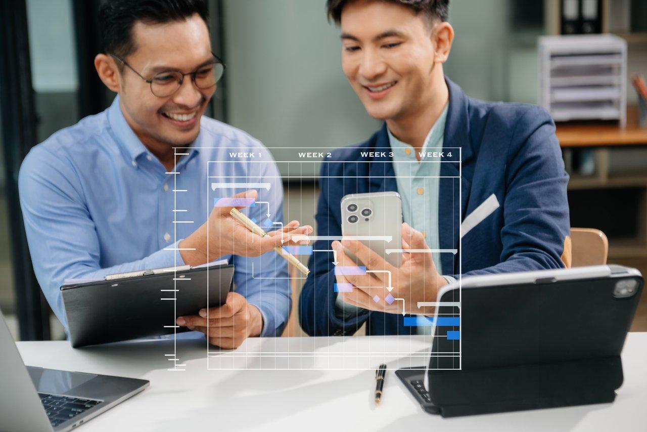 Réunion commerciale hebdomadaire avec outils digitaux pour maximiser la création de valeur en équipe de vente grands comptes.